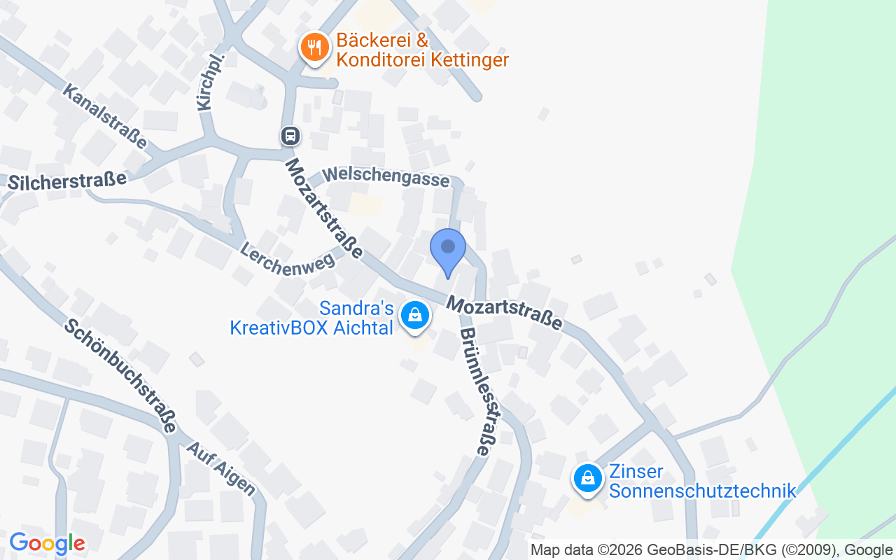 Großes Einfamilienhaus mit Garage, Terrasse und Garten