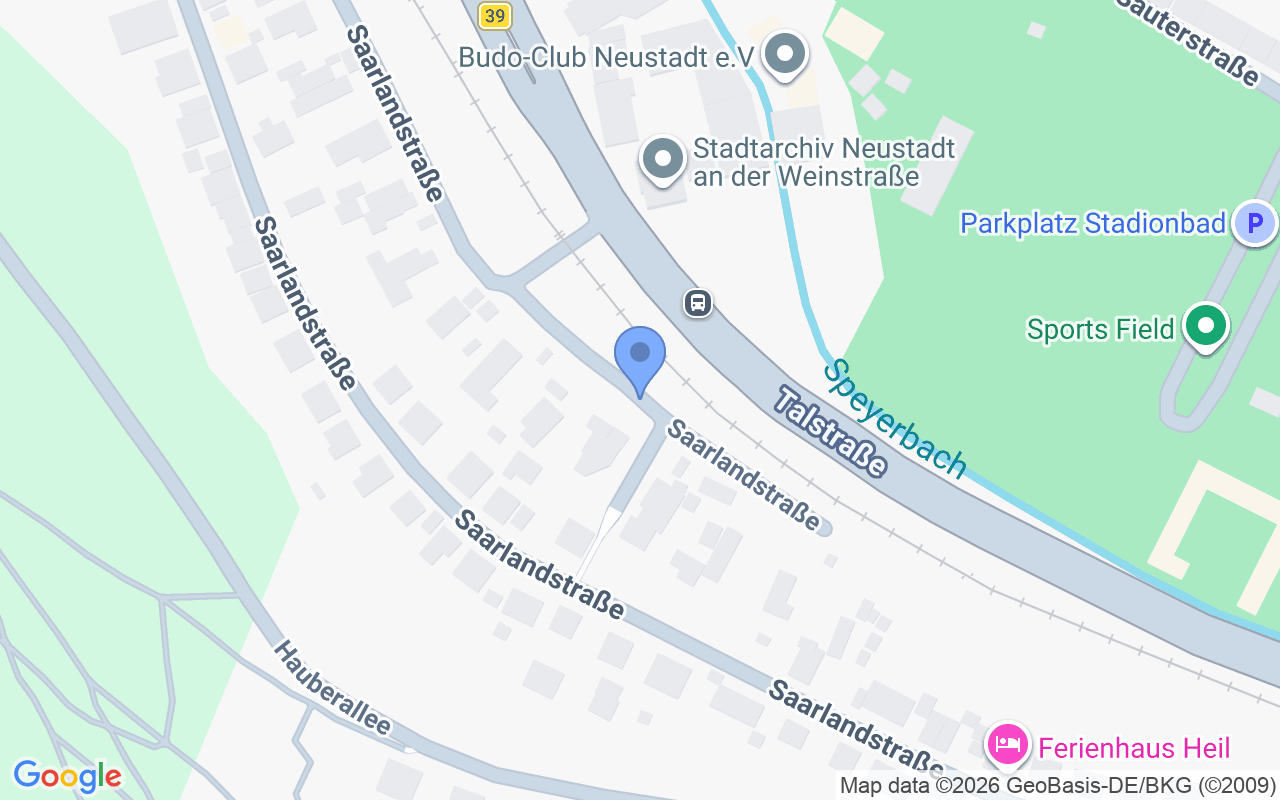 Freistehendes Einfamilienhaus mit Dachterrasse und 3 Garagen